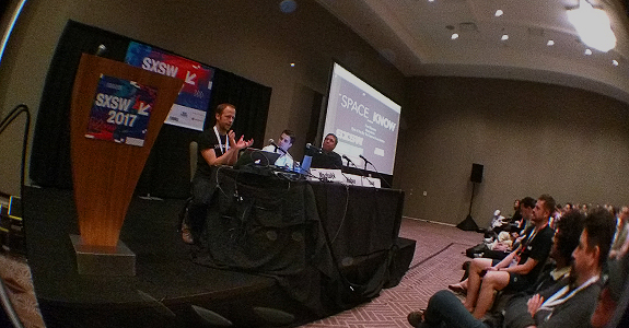 Pavel Machalek apresenta as ferramentas da SpaceKnow em Austin (Crédito: Igor Ribeiro)